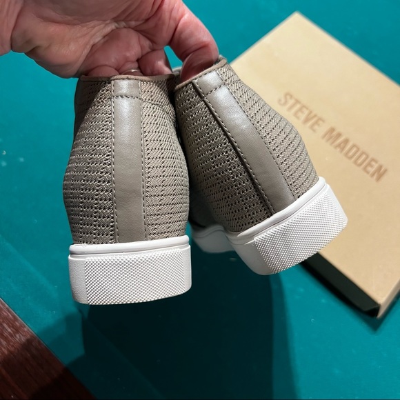 NEW ! Steve Madden women’s shoes with zippers are taupe color and size 8 1/2 - Picture 4 of 8